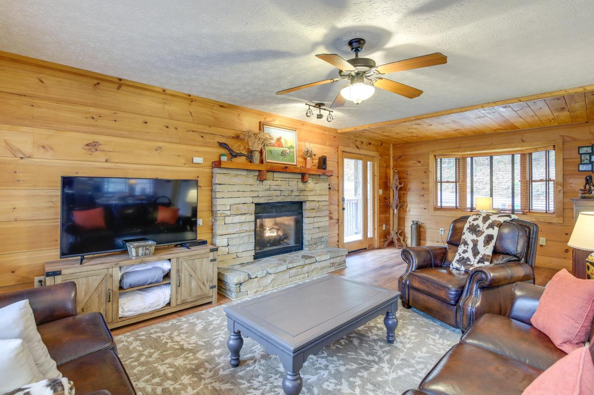 Вілла Pet-Friendly Gatlinburg Retreat With Hot Tub! Екстер'єр фото