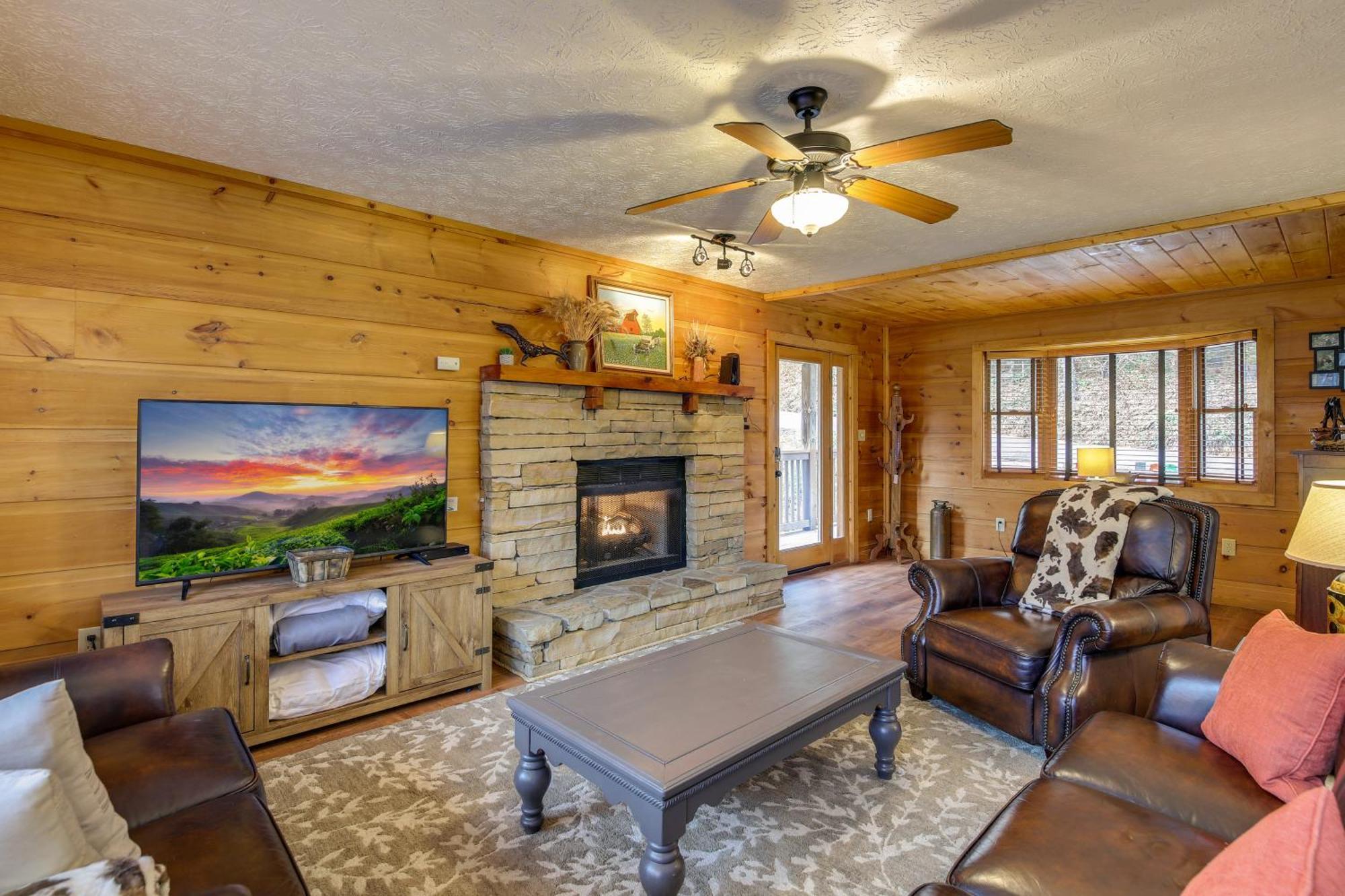 Вілла Pet-Friendly Gatlinburg Retreat With Hot Tub! Екстер'єр фото